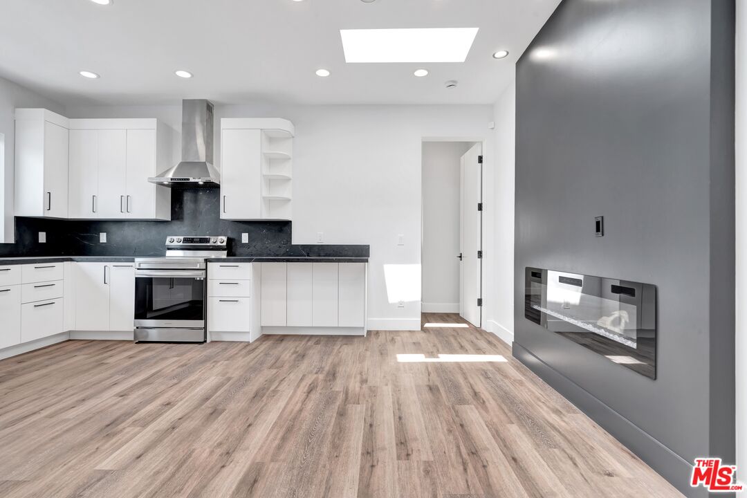 11611 Burbank Blvd Unit: 11615 3/4