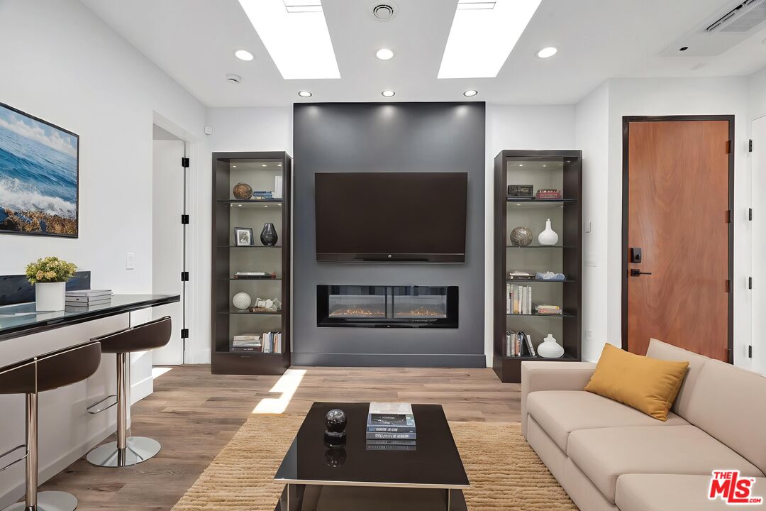 11611 Burbank Blvd Unit: 11615 3/4