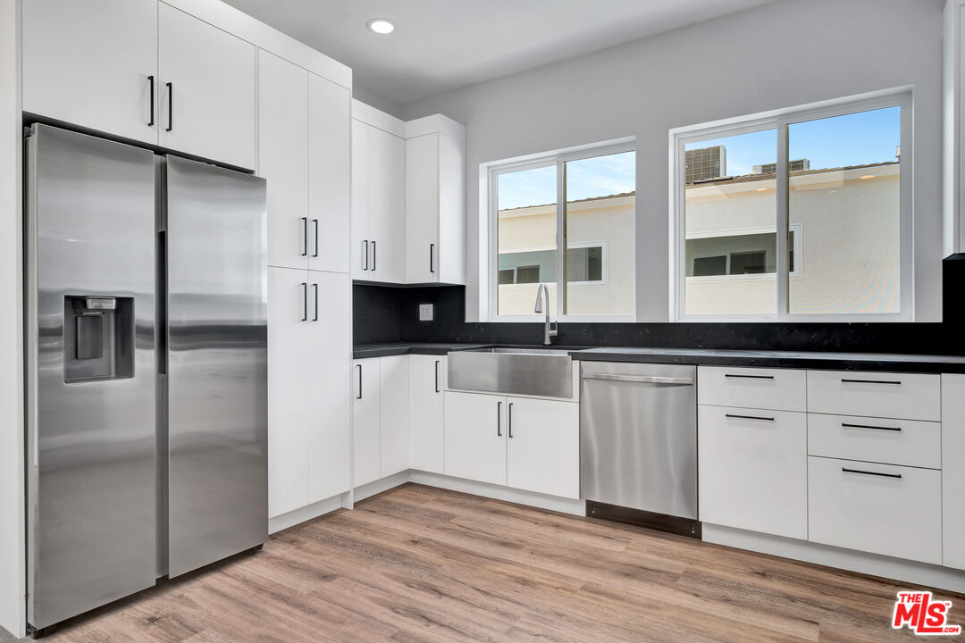 11611 Burbank Blvd Unit: 11615 3/4