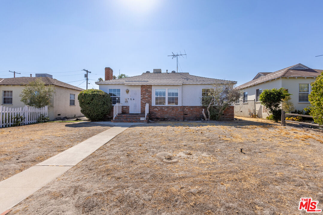 7751 Bakman Ave