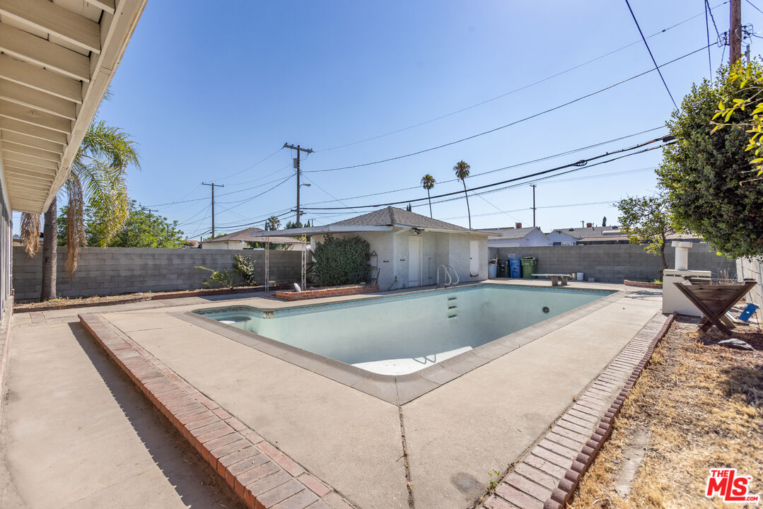 7751 Bakman Ave
