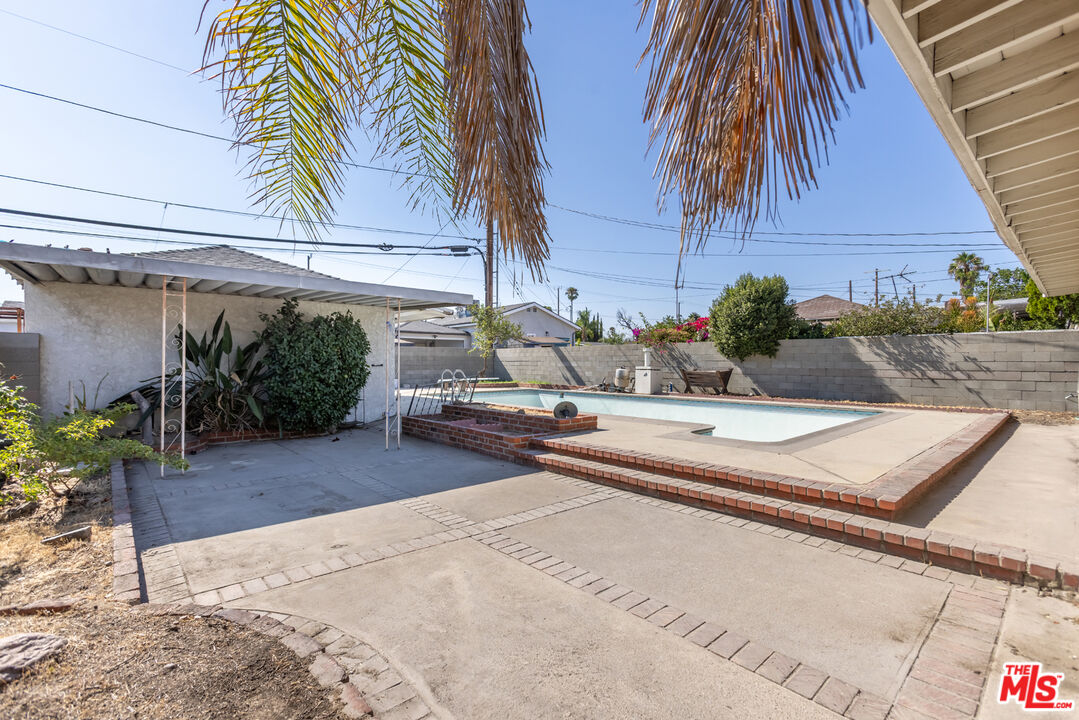 7751 Bakman Ave