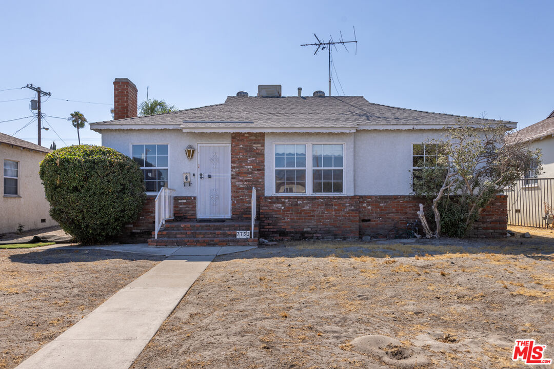 7751 Bakman Ave