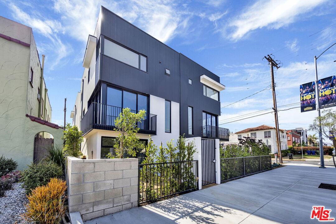 1501 S Fairfax Ave