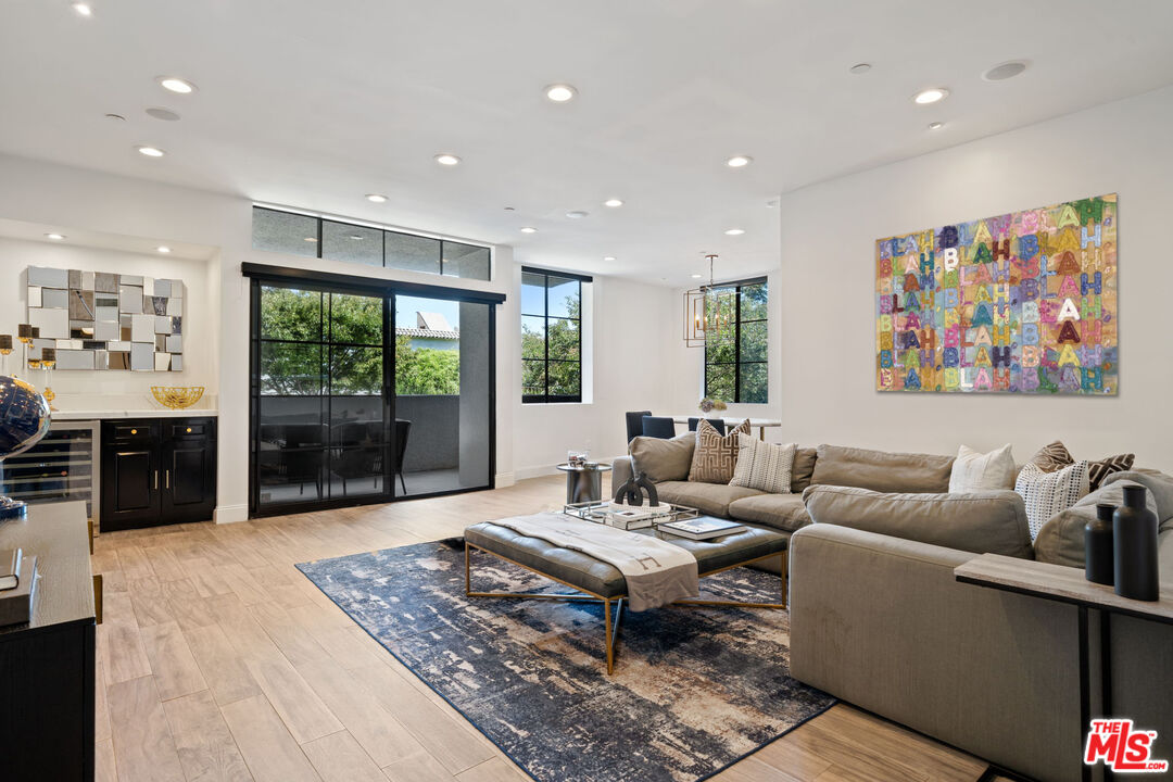 235 S Reeves Dr Unit: 101