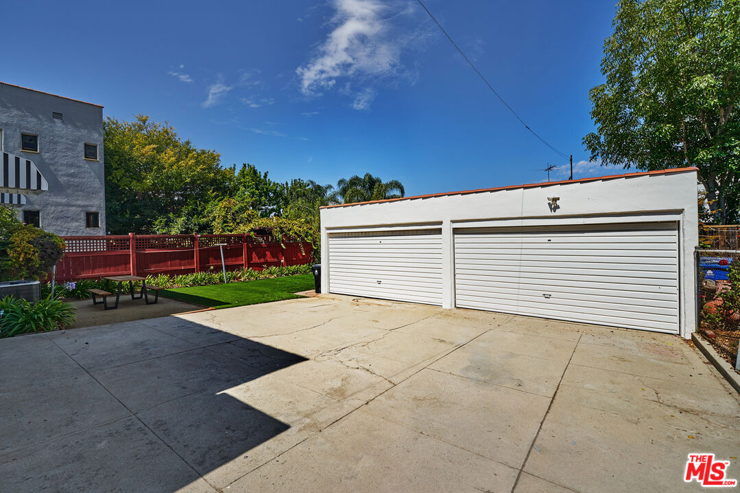 1087 S GENESEE AVE