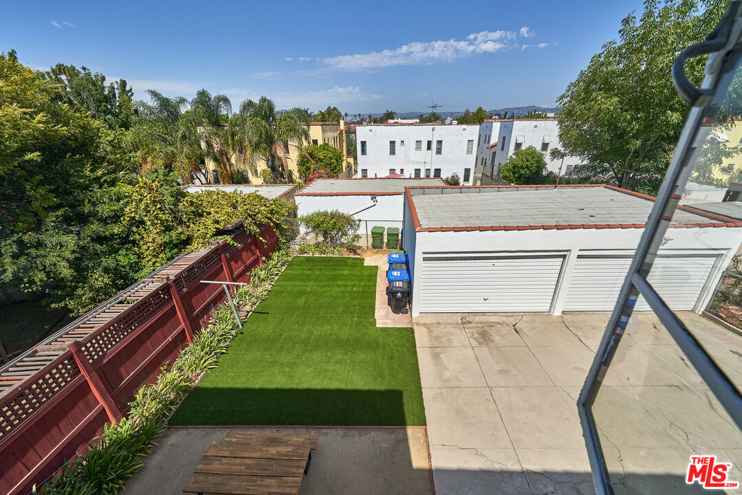 1087 S GENESEE AVE