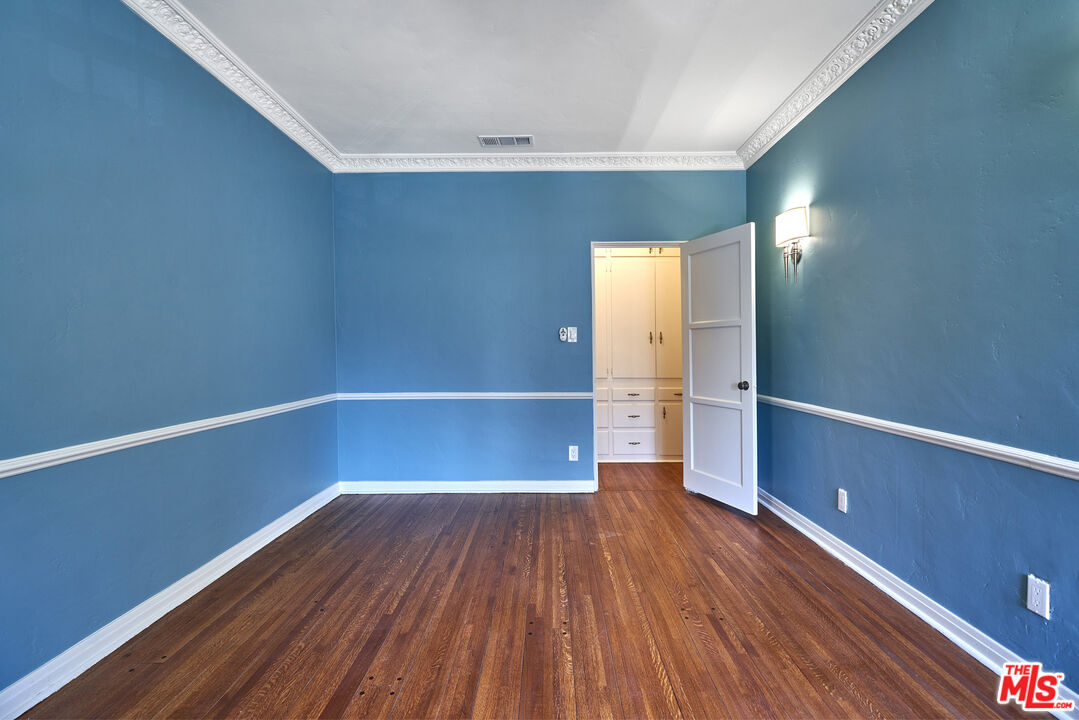1087 S GENESEE AVE