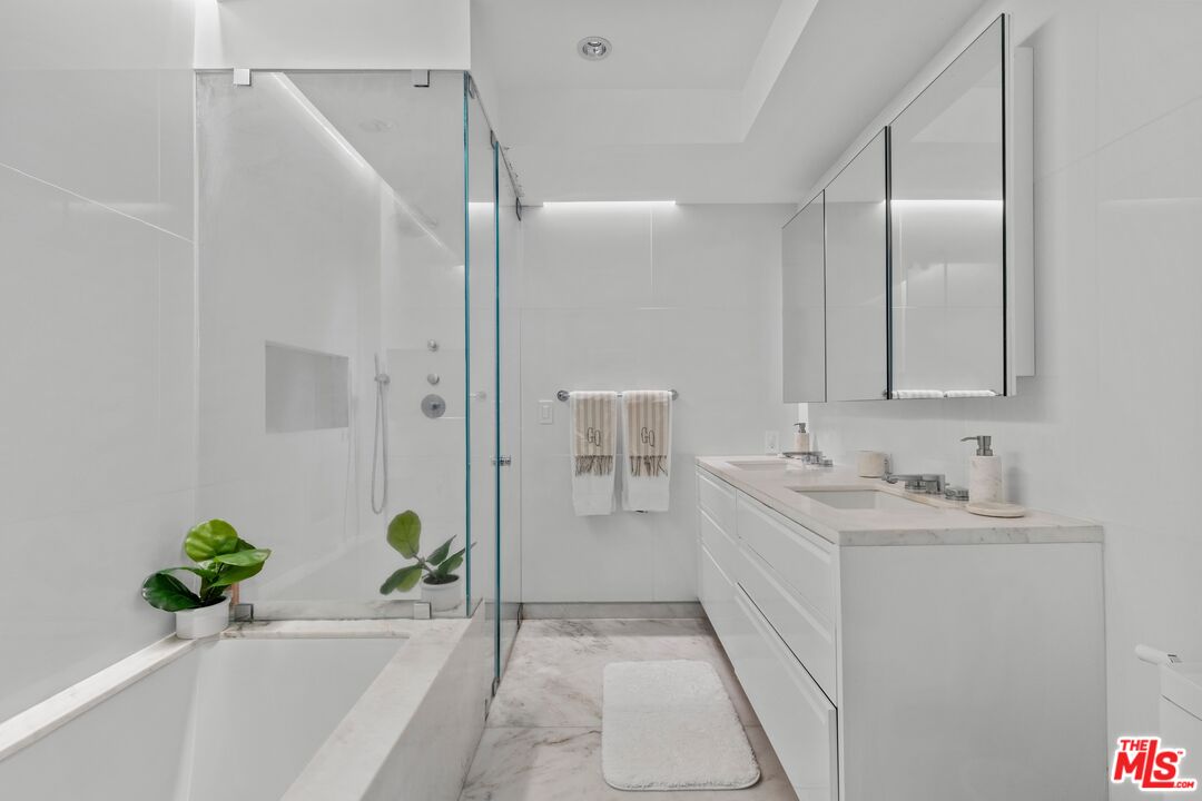 838 N Doheny Dr Unit: 301