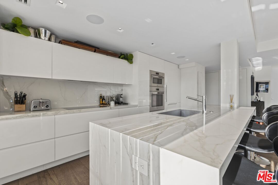 838 N Doheny Dr Unit: 301