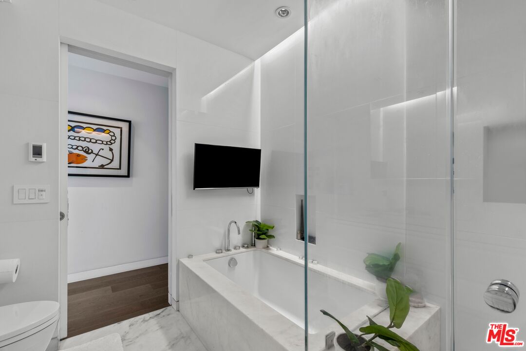 838 N Doheny Dr Unit: 301