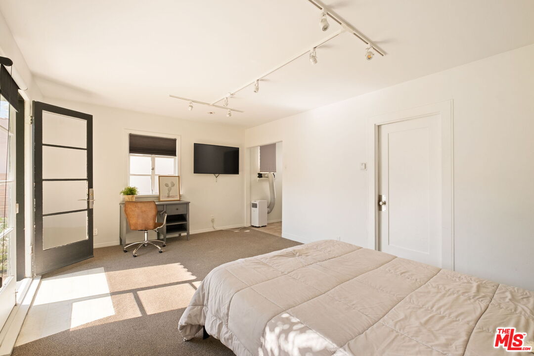 813 N Orange Grove Ave