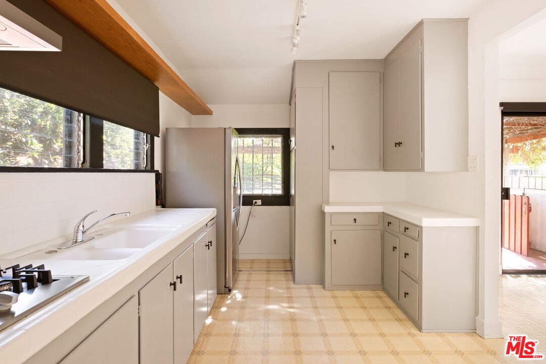 813 N Orange Grove Ave