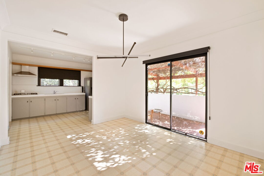 813 N Orange Grove Ave