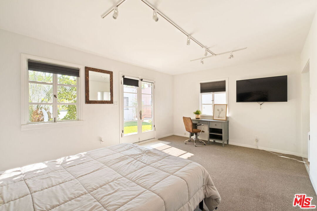 813 N Orange Grove Ave