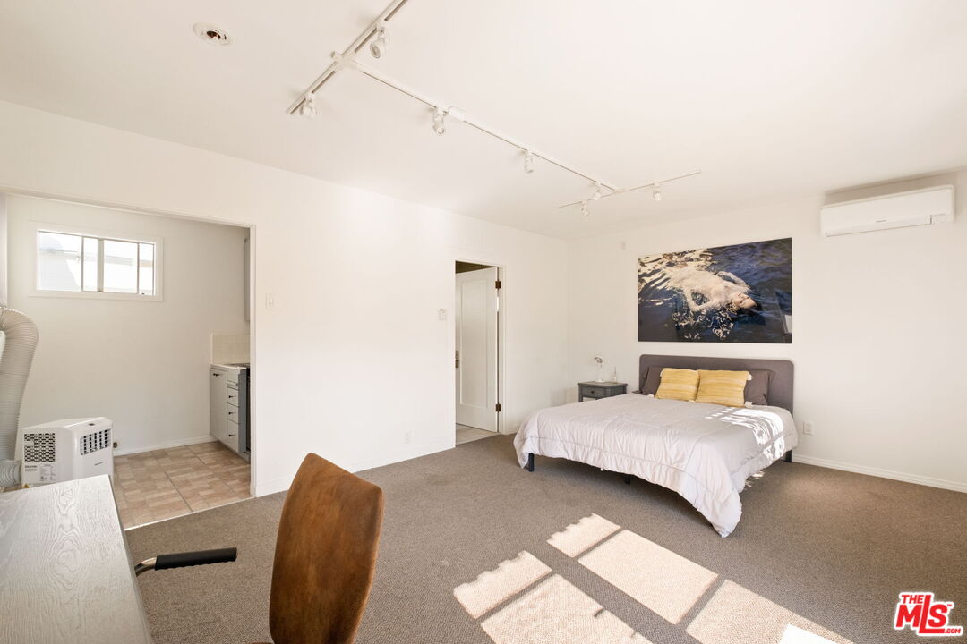 813 N Orange Grove Ave