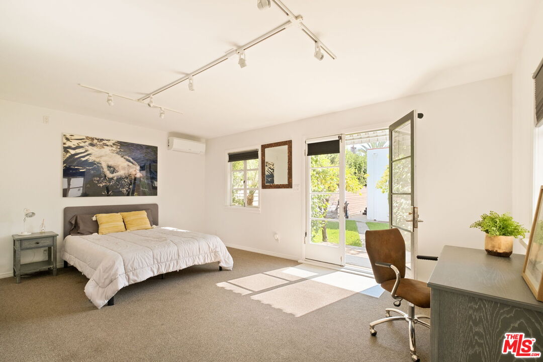 813 N Orange Grove Ave