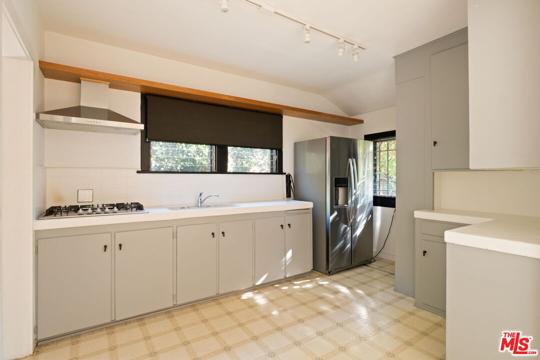 813 N Orange Grove Ave