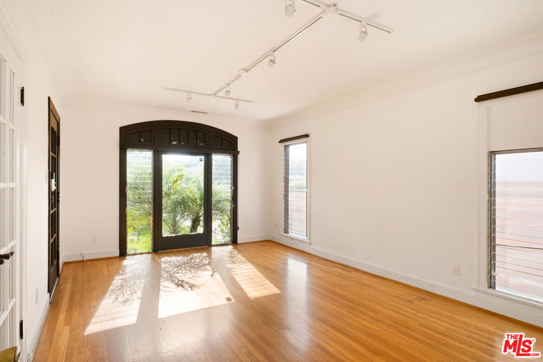 813 N Orange Grove Ave