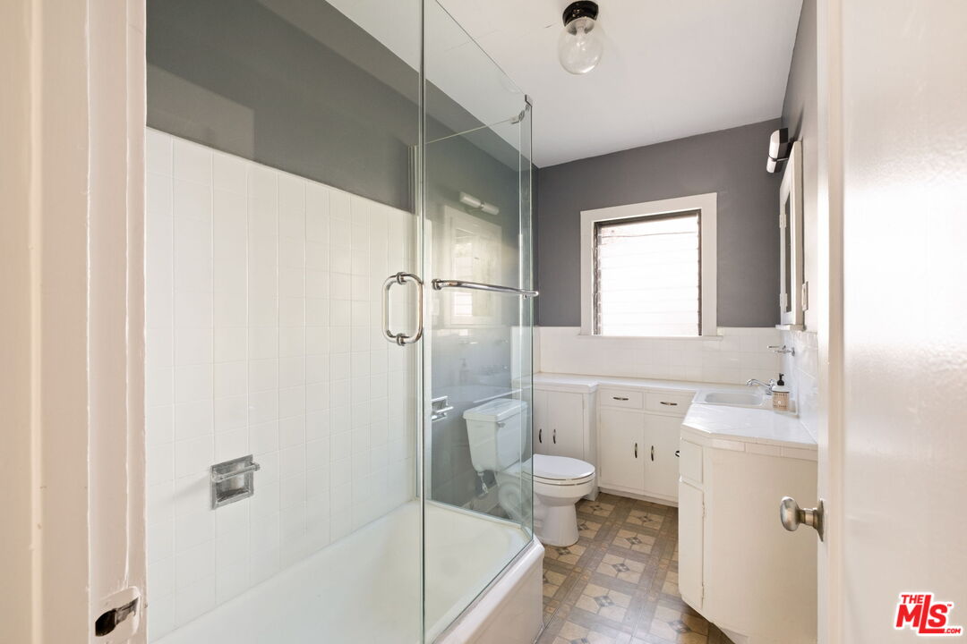 813 N Orange Grove Ave