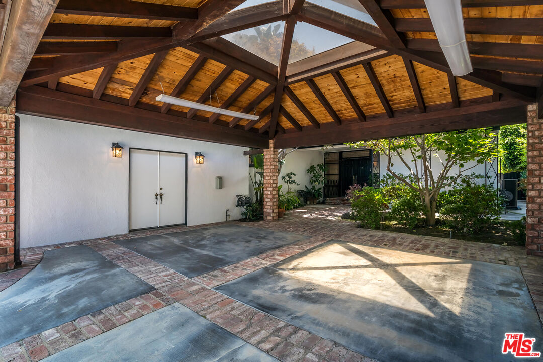 2721 S Beverly Dr