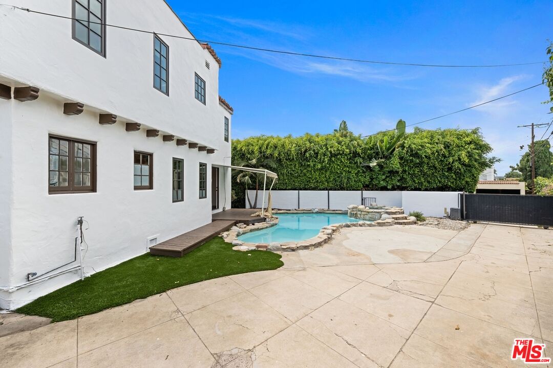 366 S Crescent Heights Blvd