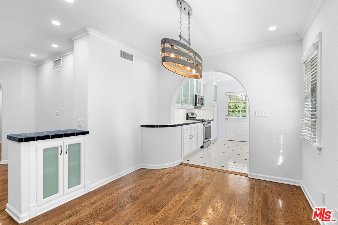 910 N Alfred St Unit: 1
