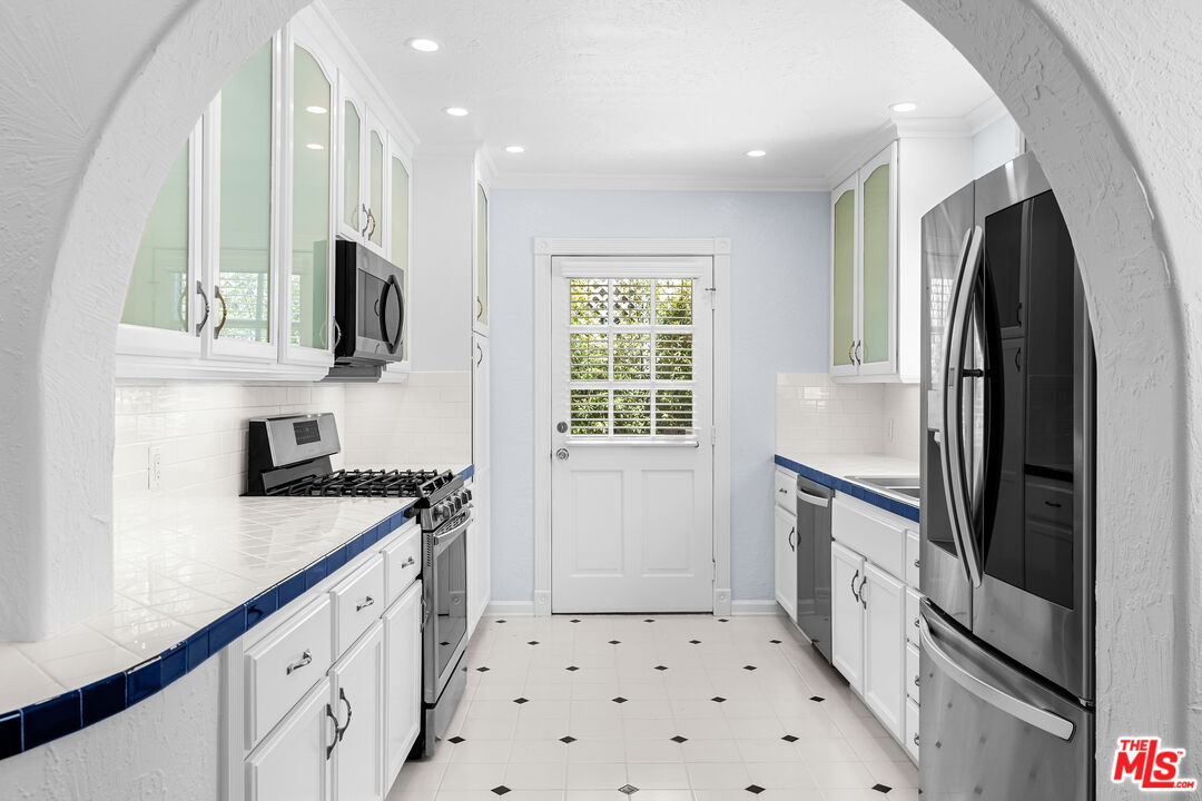 910 N Alfred St Unit: 1