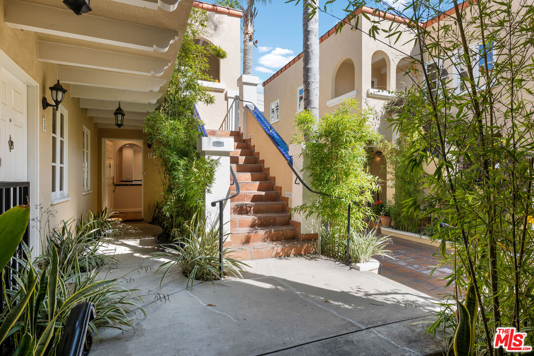 910 N Alfred St Unit: 1