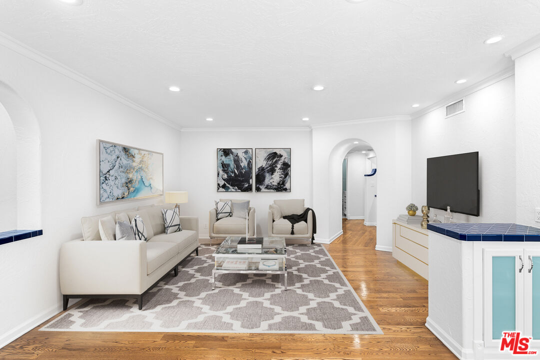 910 N Alfred St Unit: 1
