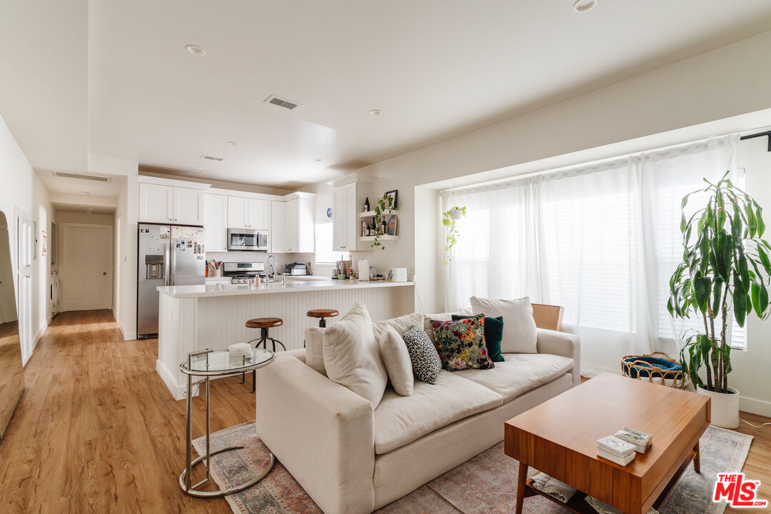 727 N La Fayette Park Pl