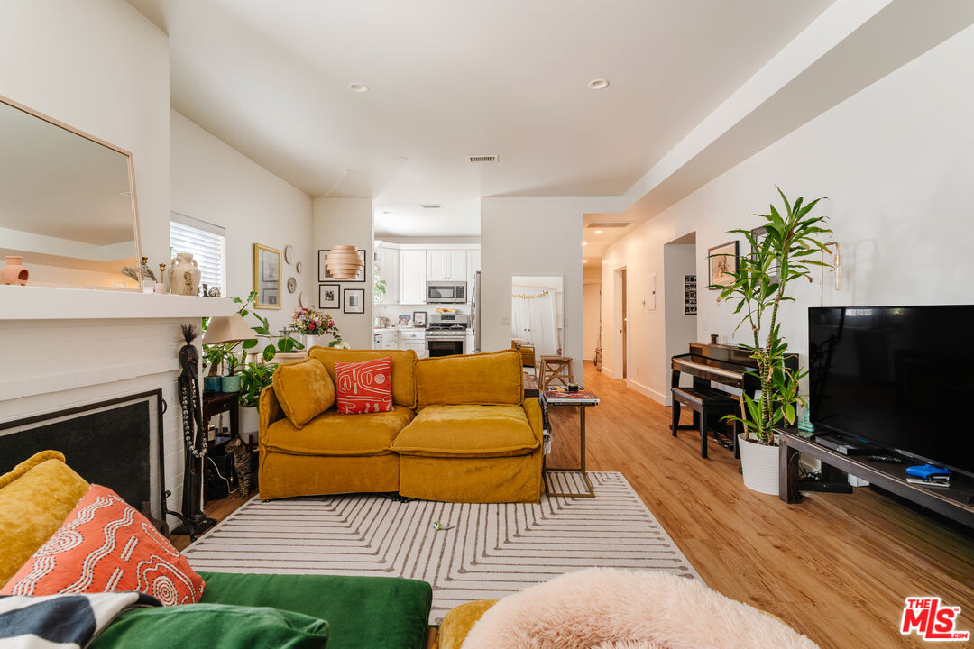 727 N La Fayette Park Pl