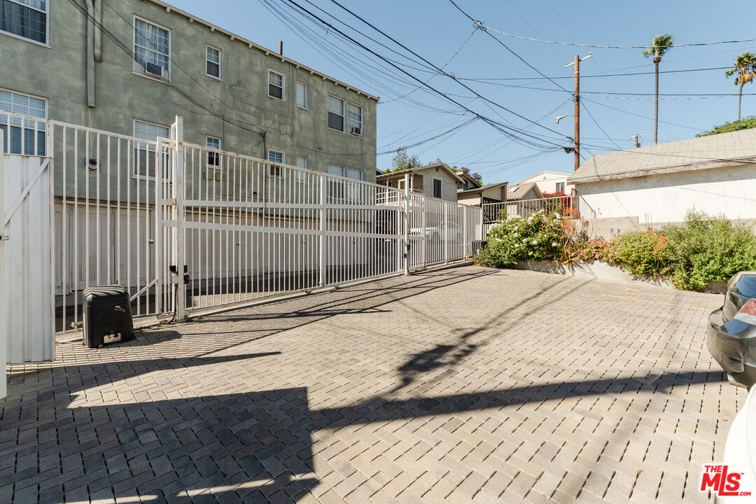 727 N La Fayette Park Pl