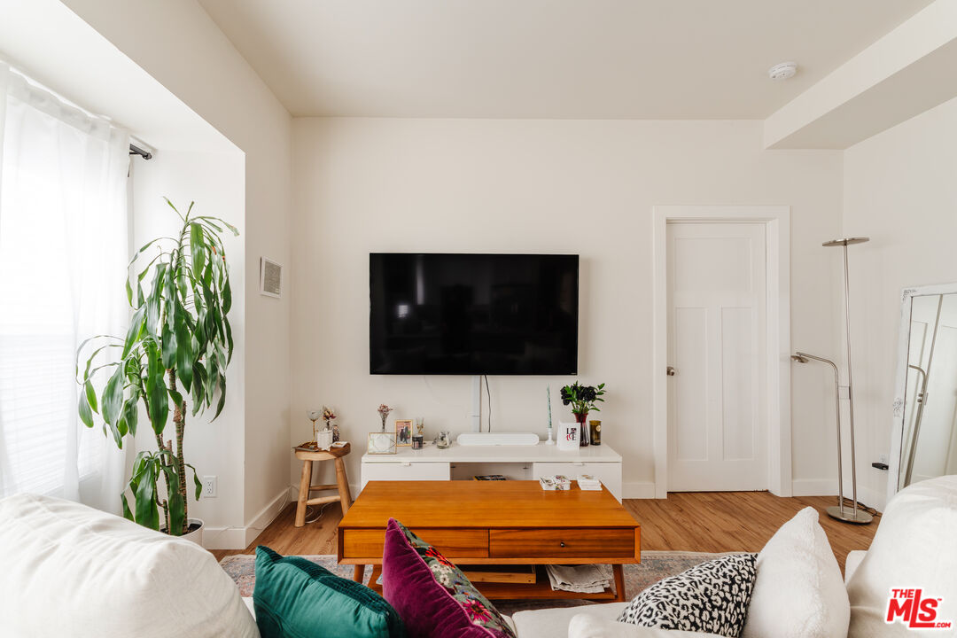 727 N La Fayette Park Pl