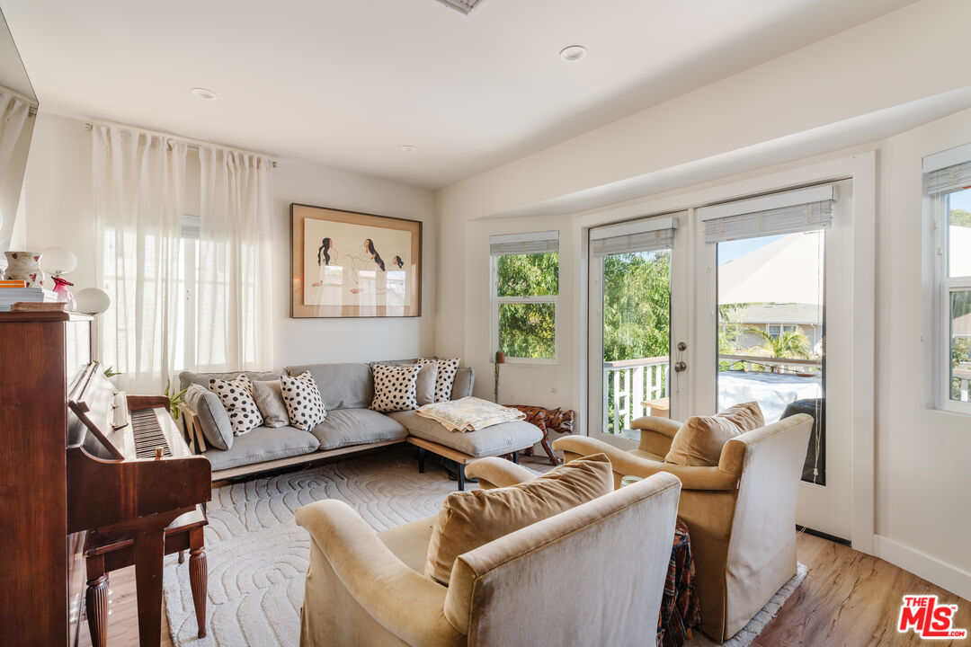 727 N La Fayette Park Pl