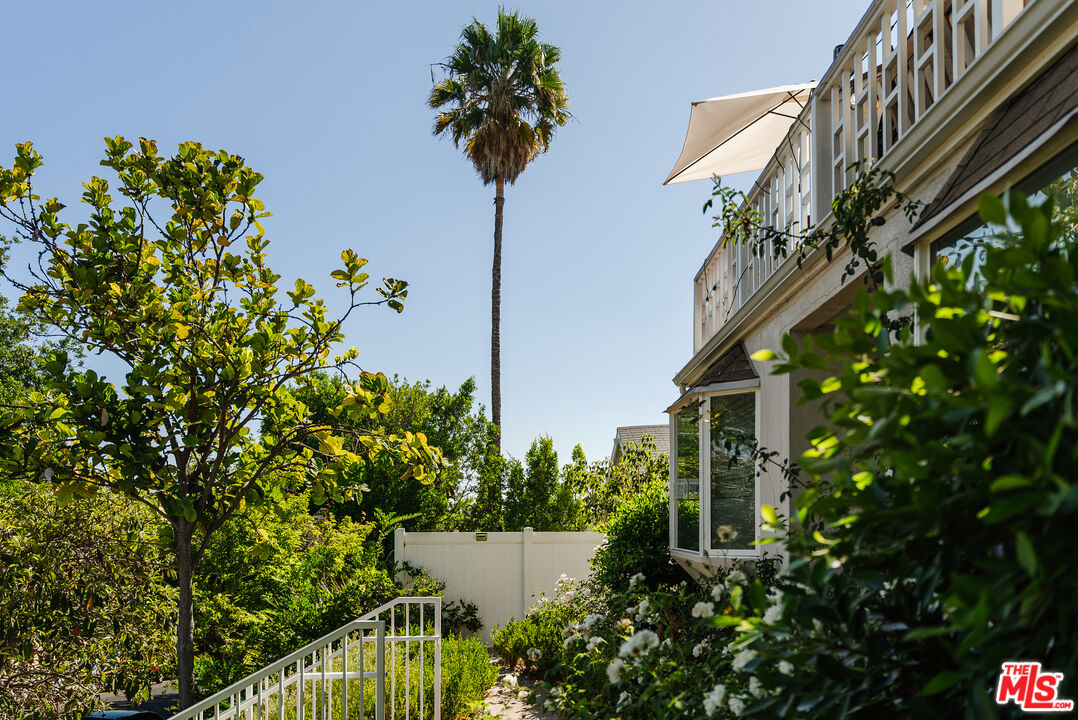 727 N La Fayette Park Pl