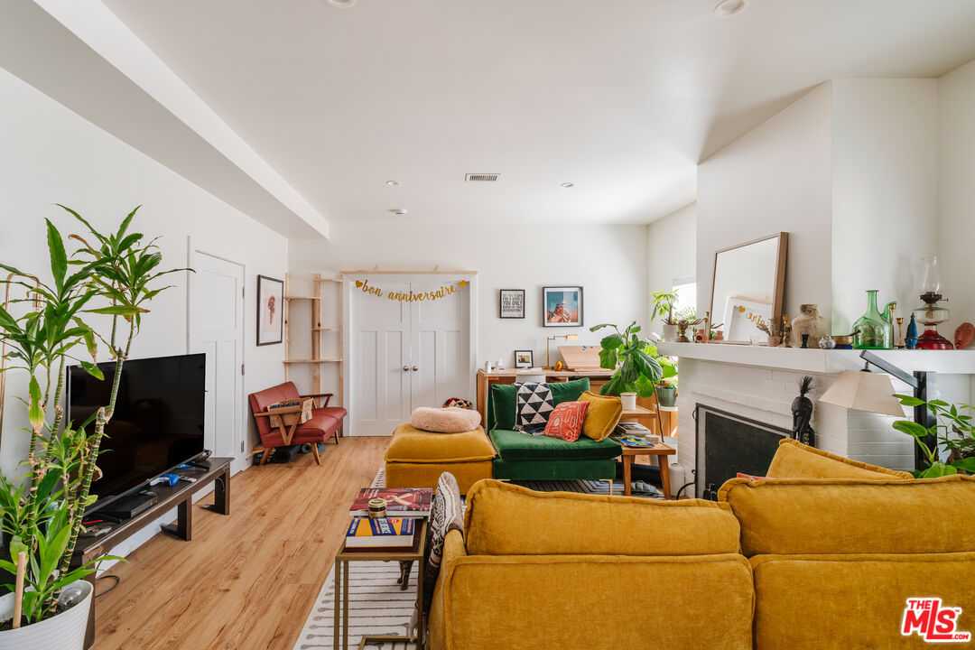 727 N La Fayette Park Pl