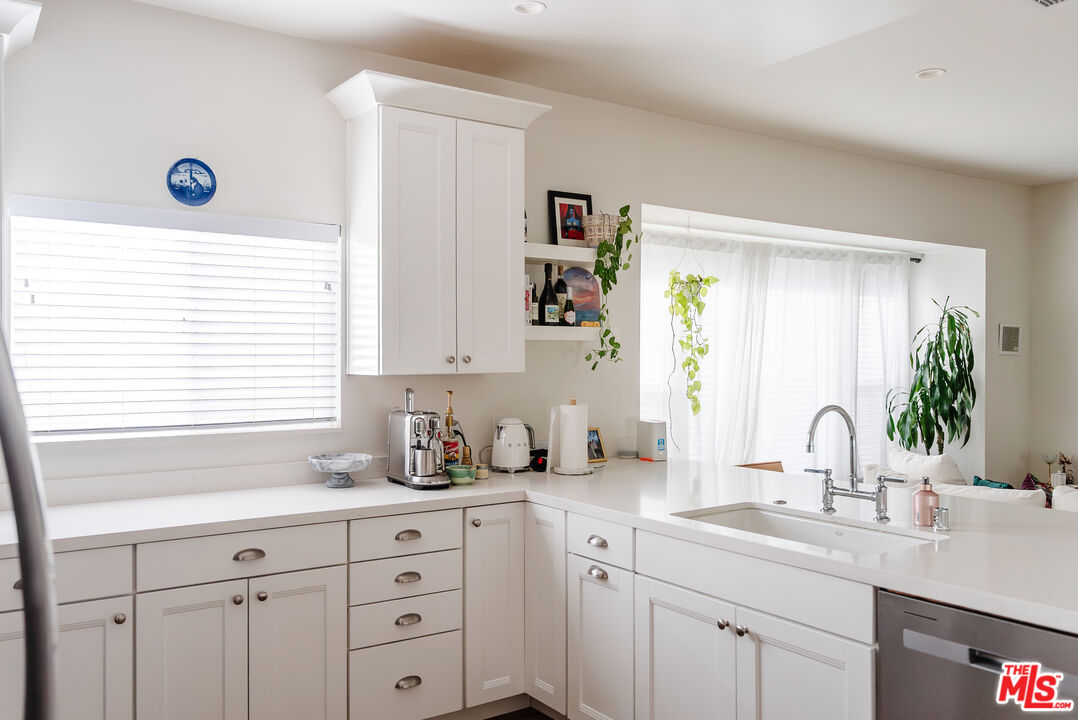 727 N La Fayette Park Pl