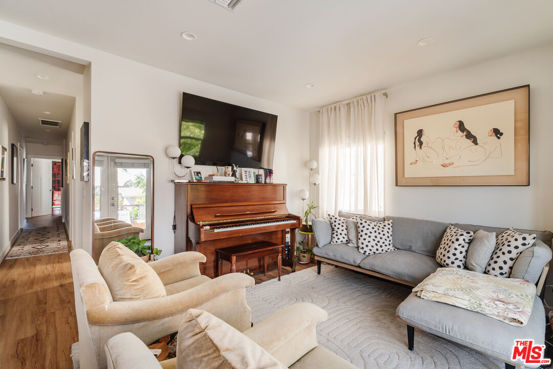 727 N La Fayette Park Pl