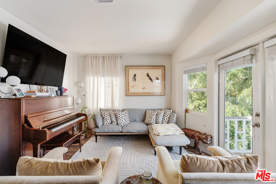 727 N La Fayette Park Pl