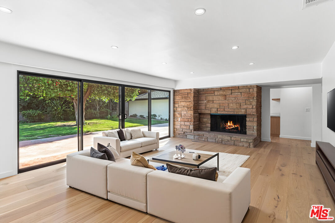 5160 Los Feliz Blvd