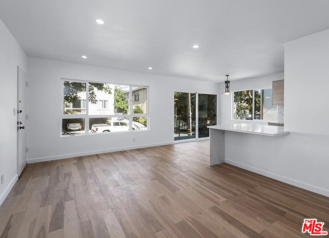 560 N KINGS RD Unit: 6