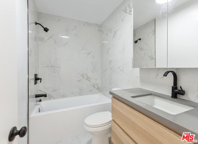 560 N KINGS RD Unit: 6