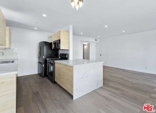 560 N KINGS RD Unit: 6