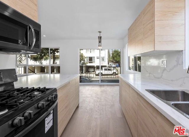 560 N KINGS RD Unit: 6