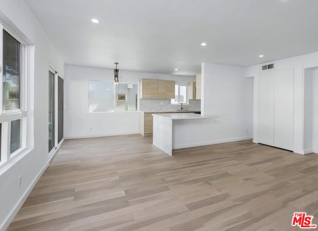 560 N KINGS RD Unit: 6