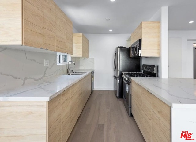 560 N KINGS RD Unit: 6
