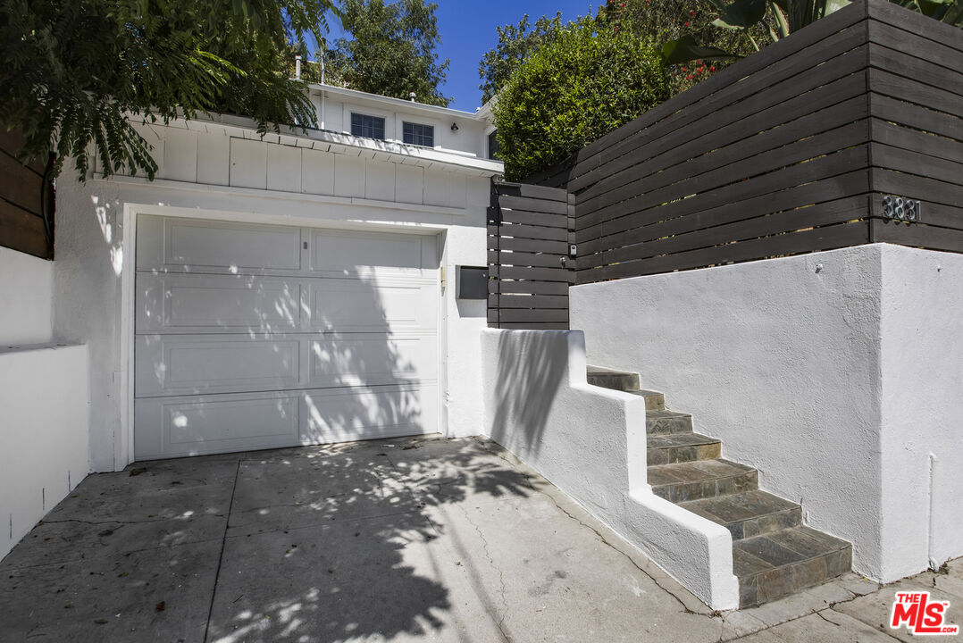 3831 Fernwood Ave