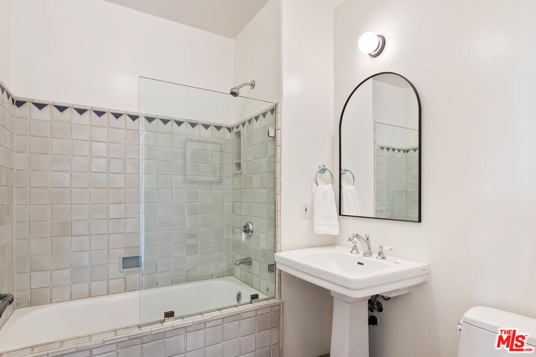 1414 N Harper Ave Unit: 4