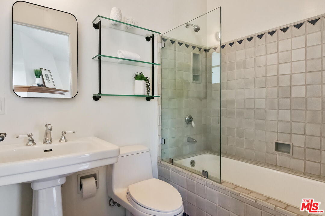 1414 N Harper Ave Unit: 4